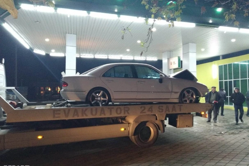 Bərdədə avtomobil yanacaqdoldurma məntəqəsinə çırpılıb, xəsarət alanlar var - FOTO - VİDEO - YENİLƏNİB