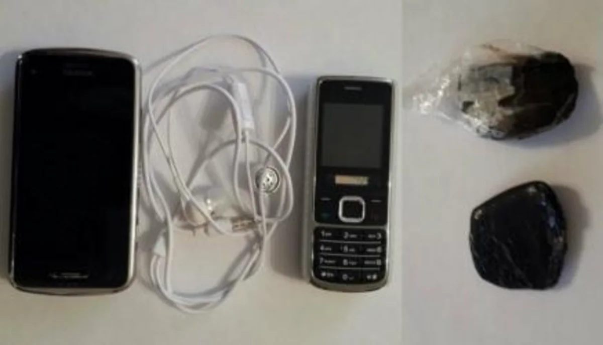 Məhkum qardaşına corabında telefon keçirmək istəyən şəxs saxlanılıb