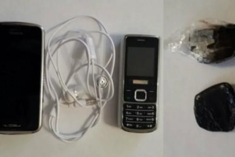 Məhkum qardaşına corabında telefon keçirmək istəyən şəxs saxlanılıb