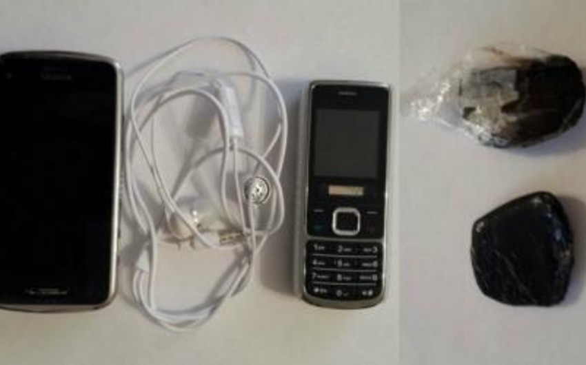Məhkum qardaşına corabında telefon keçirmək istəyən şəxs saxlanılıb