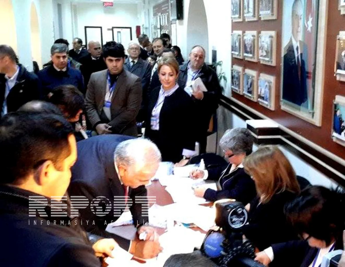 Oqtay Əsədov parlament seçkilərində səs verib - FOTO
