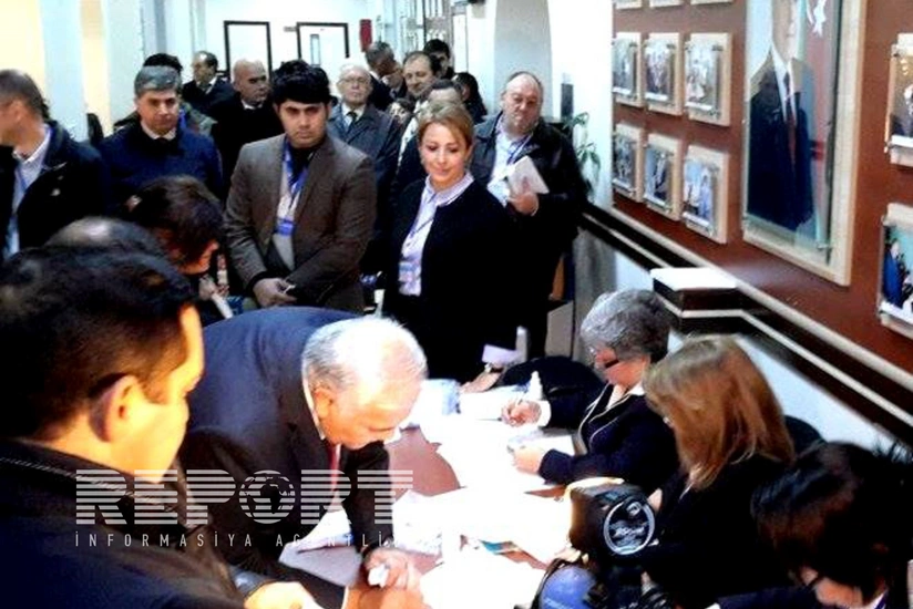 Oqtay Əsədov parlament seçkilərində səs verib - FOTO