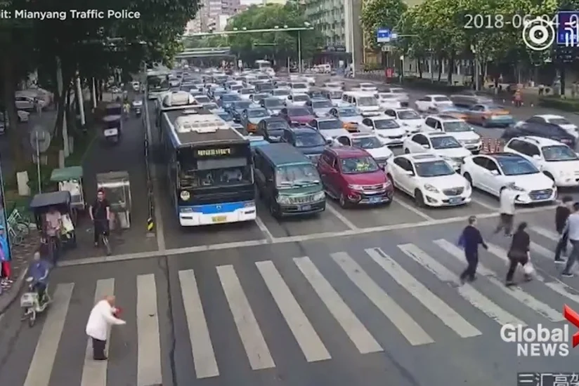 Çində polis qoca piyadanı belinə alaraq onun yolu keçməsinə kömək edib - FOTO - VİDEO