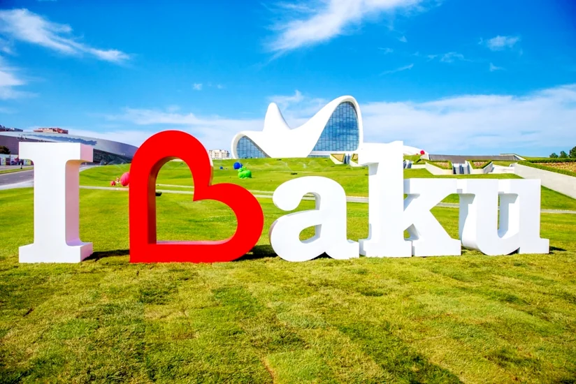 Heydər Əliyev Mərkəzinin parkında “I Love Baku” incəsənət kompozisiyası açılıb