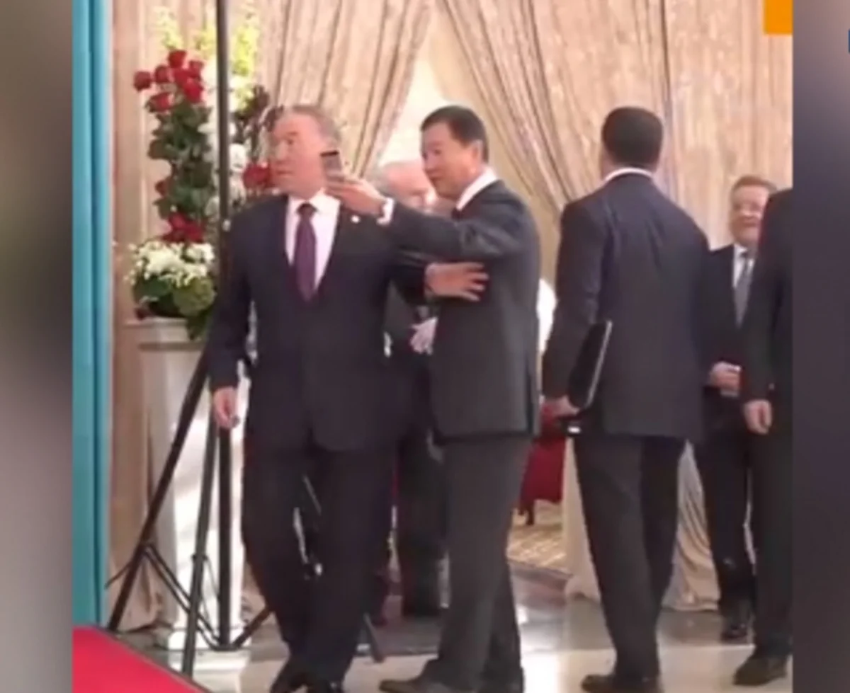 ​Назарбаев оттолкнул пытавшегося сделать с ним селфи миллиардера - ВИДЕО