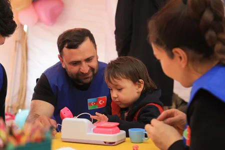 Azərbaycan könüllüləri zəlzələ bölgəsindəki zərərçəkən ailələrin və uşaqların qayğısına qalır
