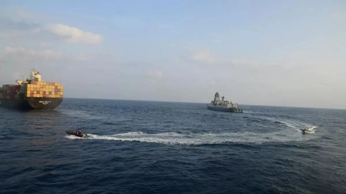 В Красном море у берегов Йемена рядом с судном произошли три взрыва