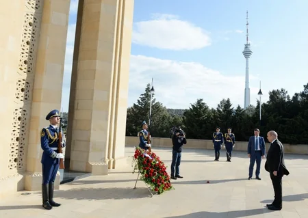 Fransanın xarici işlər naziri Şəhidlər xiyabanını ziyarət edib