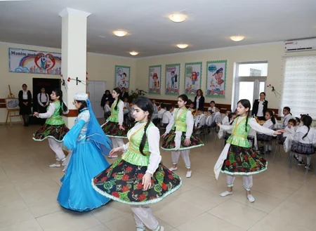 Leyla Əliyeva Suraxanıdakı 2 saylı uşaq evinin sakinləri ilə görüşüb