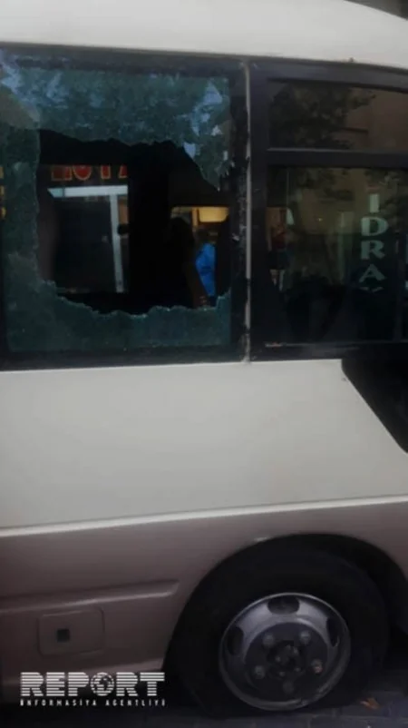 Gəncədə sərnişin daşıyan avtobus qəzaya uğrayıb - FOTO