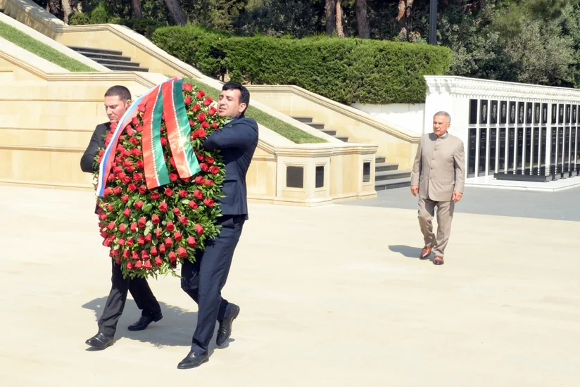 Rüstəm Minnixanov Şəhidlər xiyabanını ziyarət edib