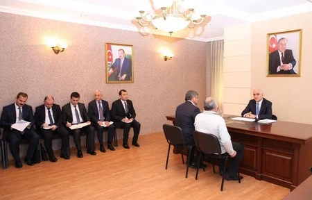 İqtisadiyyat naziri Bərdədə vətəndaşları qəbul edib