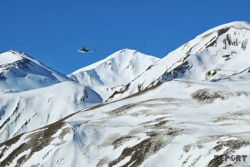 Media nümayəndələri helikopterlə itkin düşmüş alpinistlərin axtarıldığı əraziyə aparılıb