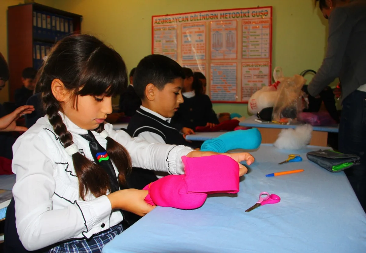 ​Qala qəsəbəsində şagirdlərə tullantı materiallarından əl işləri düzəltmək öyrədilib