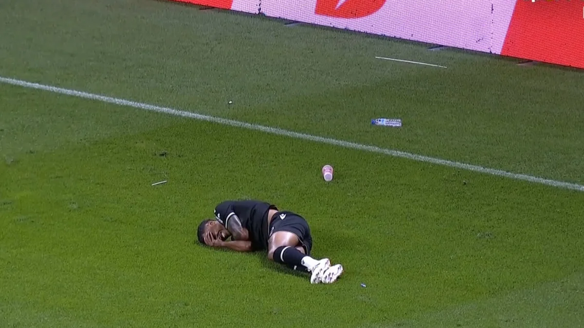 Portuqaliya çempionatında azarkeşlərin atdığı şüşə qab futbolçuya tuş gəlib