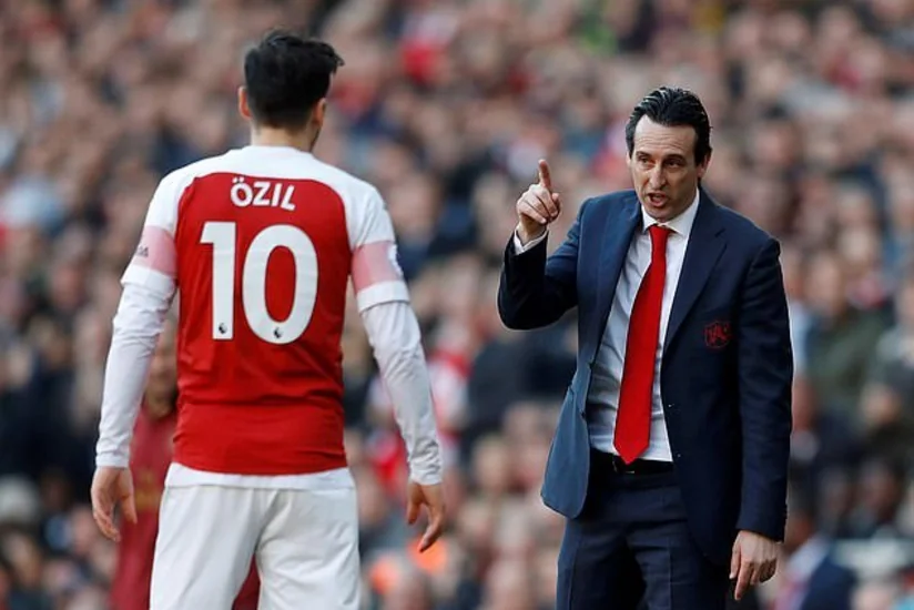 Bakı finalı zamanı Məsut Özil Arsenalın baş məşqçisini təhqir edib