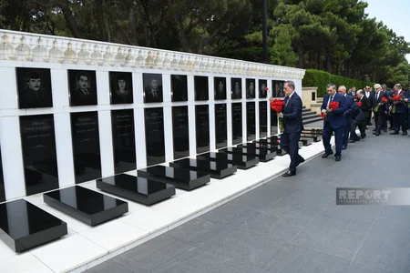 Diplomatik xidmət orqanlarının rəhbərləri Şəhidlər Xiyabanını ziyarət edib