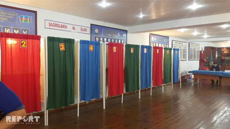 36 saylı Xətai dördüncü seçki dairəsinin 4 saylı seçki məntəqəsində səsvermə davam edir