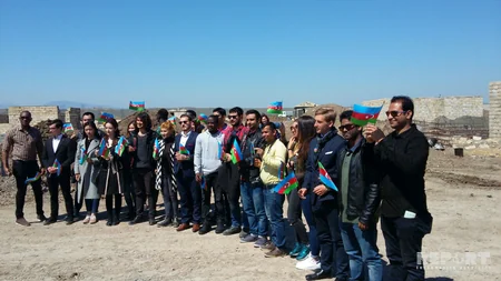 Təhsil Nazirliyinin təşkilatçılığı ilə xarici tələbələr və jurnalistlər Cocuq Mərcanlı kəndinə səfər edib - YENİLƏNİB