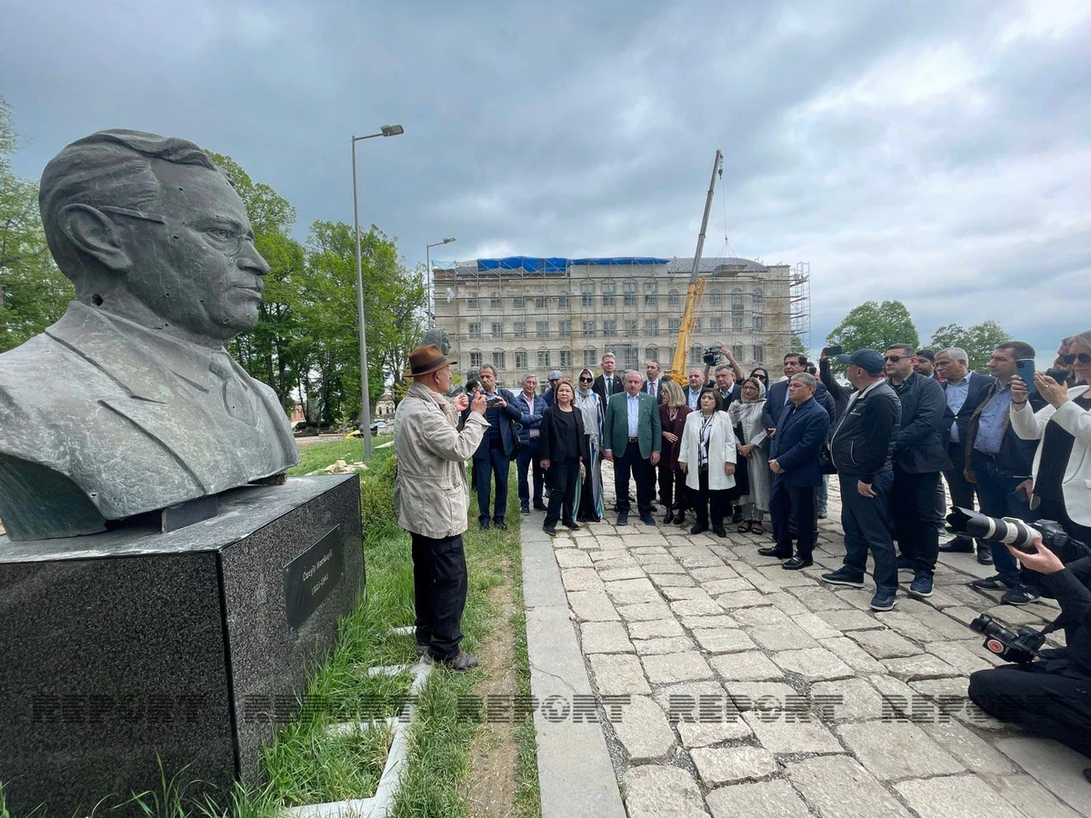 İƏT PA-nın Üçüncü Ümumi Konfransının iştirakçıları Şuşada “Güllələnmiş heykəllər”i ziyarət ediblər