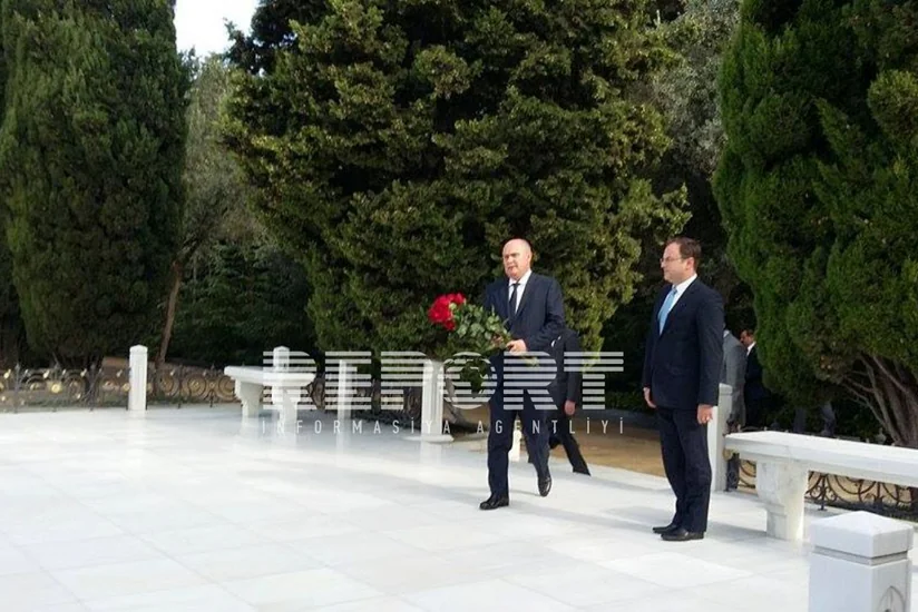 ​Türkiyənin xarici işlər naziri Şəhidlər xiyabanı və Fəxri xiyabanı ziyarət edib