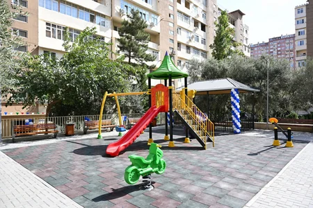 Bakıda yenilənmiş növbəti həyət sakinlərin istifadəsinə verilib