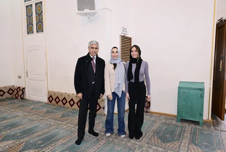 Birinci vitse-prezident Gəncənin Şah Abbas və Hüseyniyyə məscidlərinin vəziyyəti ilə tanış olub