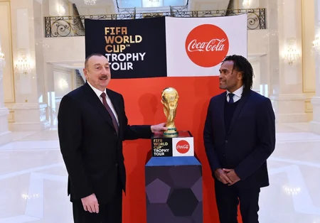 Futbol üzrə dünya çempionatının Kubokunun əsli Prezident İlham Əliyevə təqdim edilib - YENİLƏNİB
