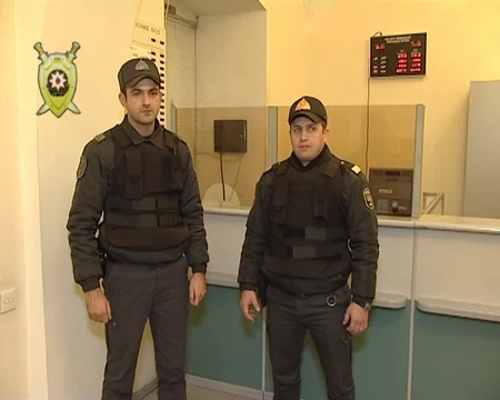 Bakıda banka basqın edən şəxsin və onu tutan polisin fotoları yayılıb