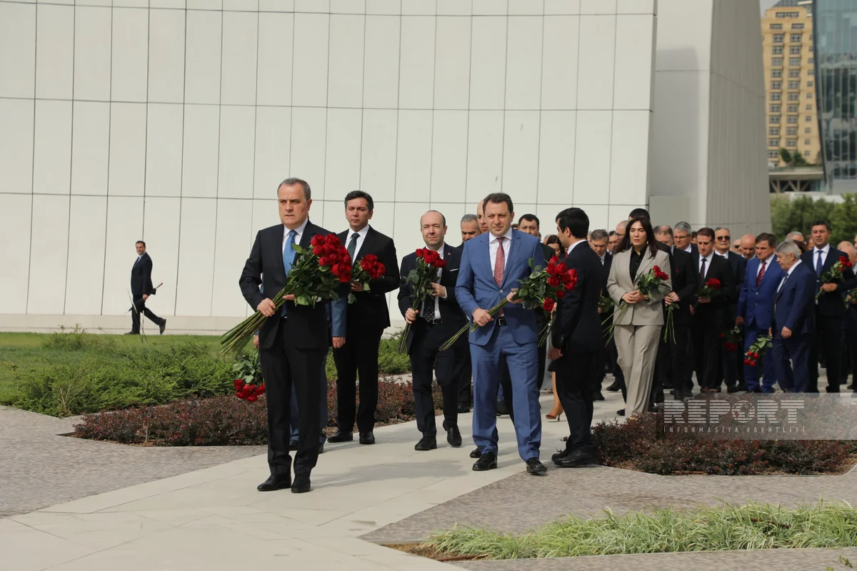 XİN rəhbərliyi Zəfər parkını ziyarət edib