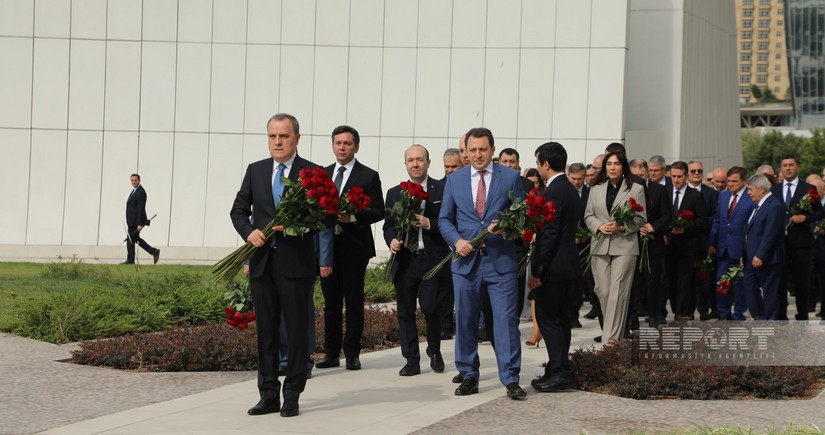 Azerbaijan MFA leadership visits Victory Park in Baku