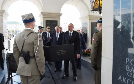Prezident İlham Əliyev Varşavada “Naməlum əsgər” abidəsini ziyarət edib