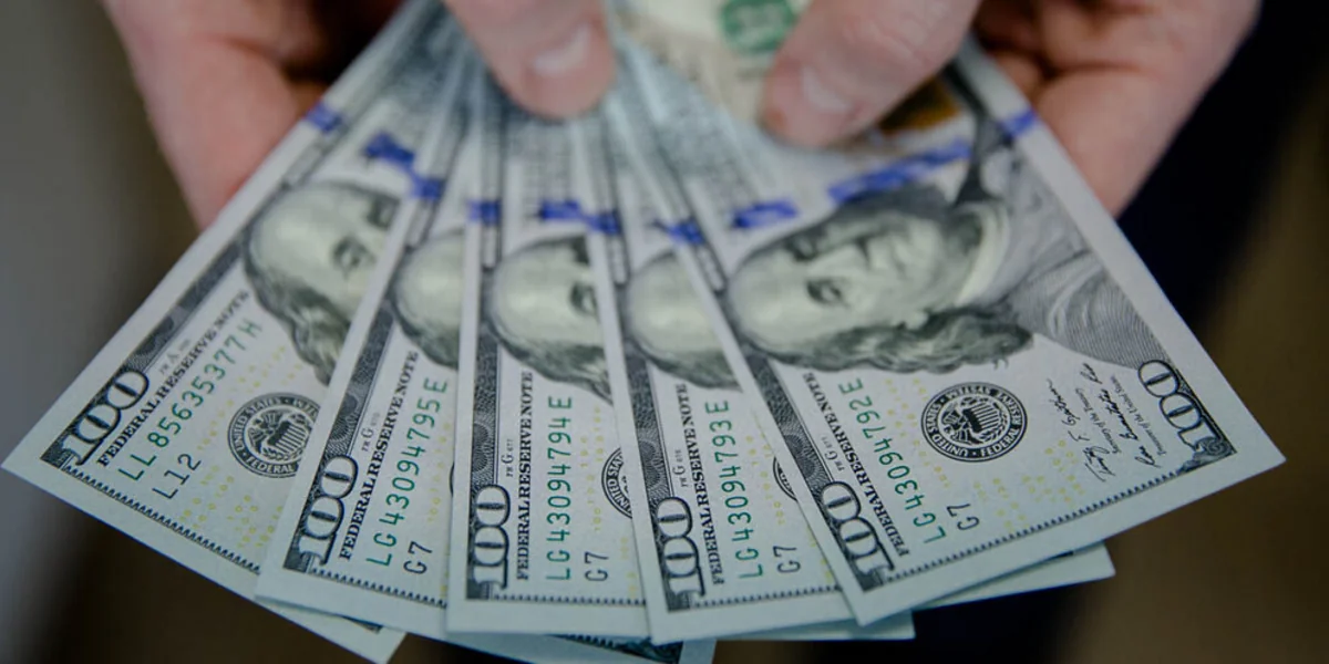 Dollar depreciates amid weak statistics on US labor market