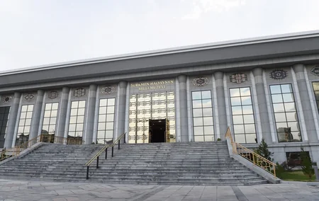 President Ilham Aliyev views Turkmen national carpet museum