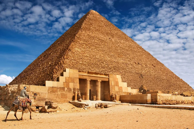 Naməlum şəxslər Misirdə piramidalar yaxınlığında turistlərə atəş açıb