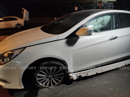 Bakıda avtomobil idarəetmədən çıxaraq işıq dirəyinə çırpılıb