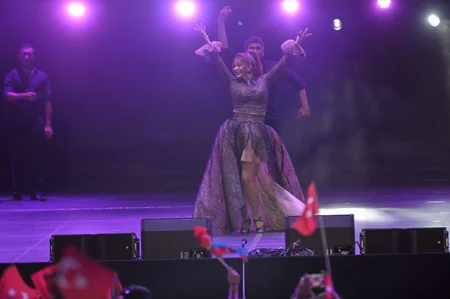 Heydər Əliyev Mərkəzinin parkında Bakının azad edilməsinin 100 illiyi münasibəti ilə konsert olub