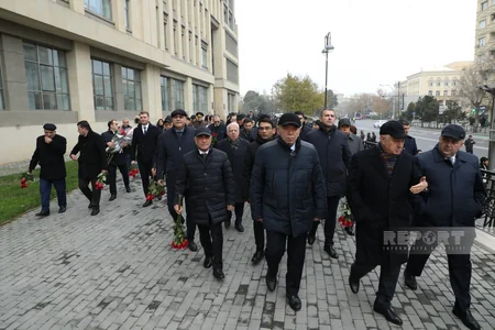 Azərbaycan xalqı Fəxri xiyabanda Ümummilli Liderin məzarını ziyarət edir