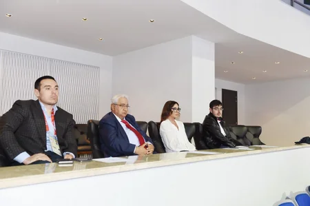 Mehriban Əliyeva İslamiadanın çempionu olan qadın güləşçimizə qızıl medalı təqdim edib