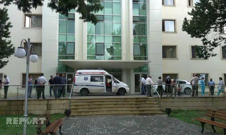 Azərbaycanda universitet müəllimi iki qız tələbəni avtomobillə vurub - FOTO