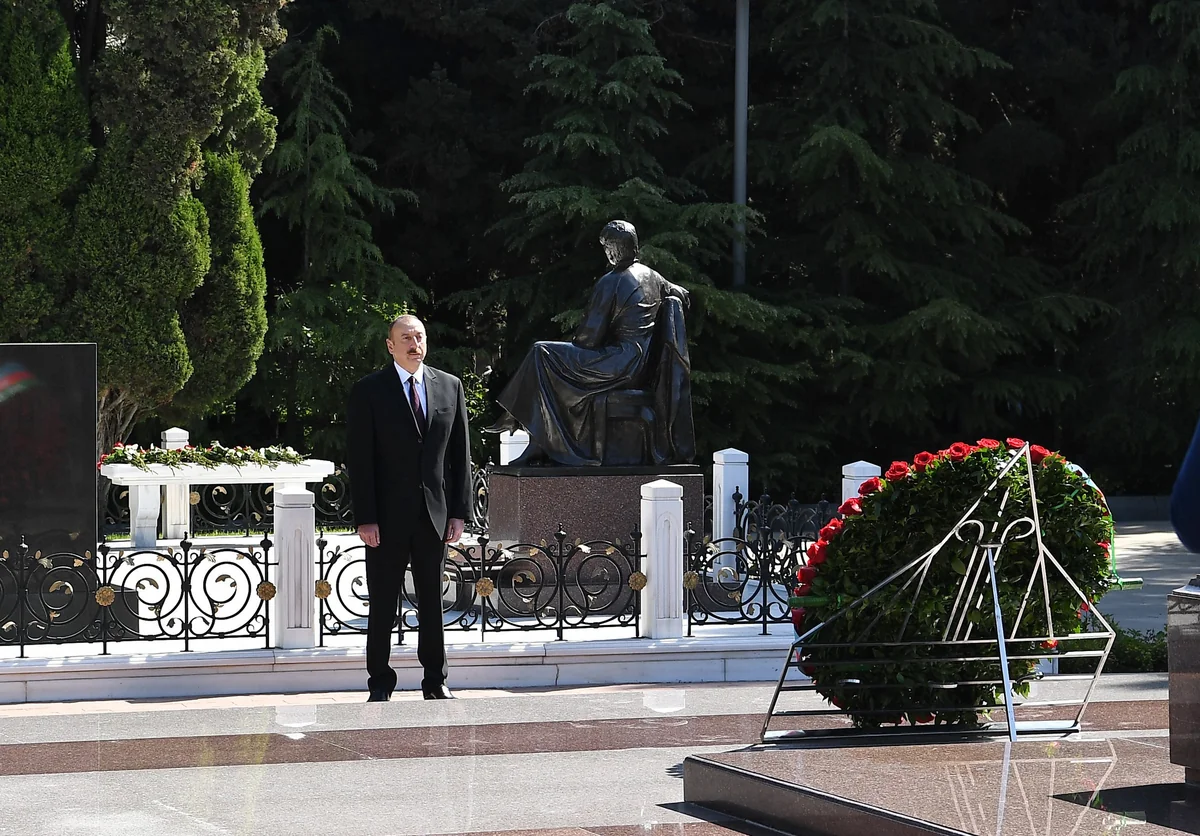 Prezident İlham Əliyev və Mehriban Əliyeva Heydər Əliyevin məzarını ziyarət ediblər