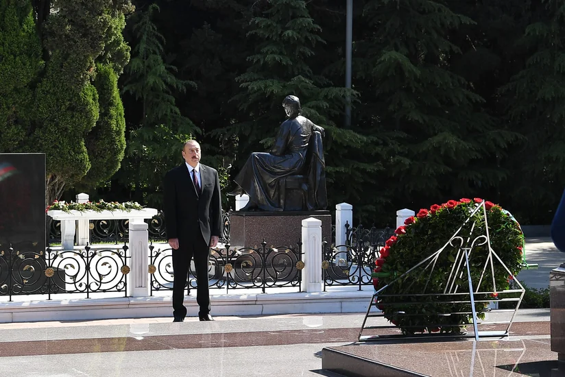 Prezident İlham Əliyev və Mehriban Əliyeva Heydər Əliyevin məzarını ziyarət ediblər