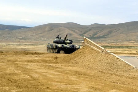 Azərbaycanın müdafiə naziri Silahlı Qüvvələrin tank bölmələrinin döyüş hazırlığını yoxlayıb