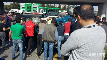 Bakıda minik avtomobili aşıb, xəsarət alan var - FOTO - VİDEO