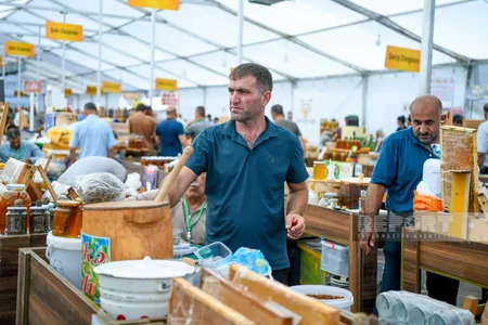 Bakıda alıcı gözləyən bal yarmarkasından - REPORTAJ
