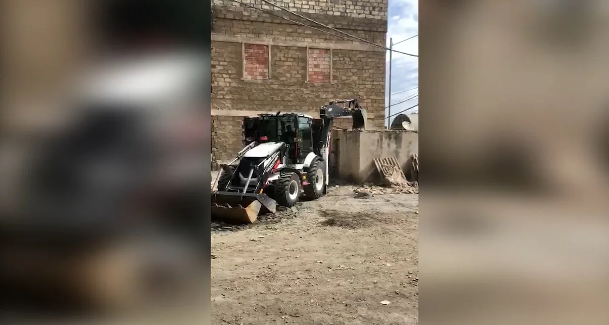 Gəncədə qanunsuz tikili sökülüb