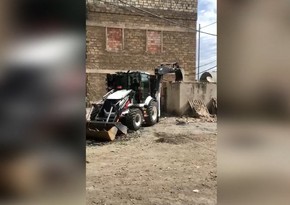 Gəncədə qanunsuz tikili sökülüb