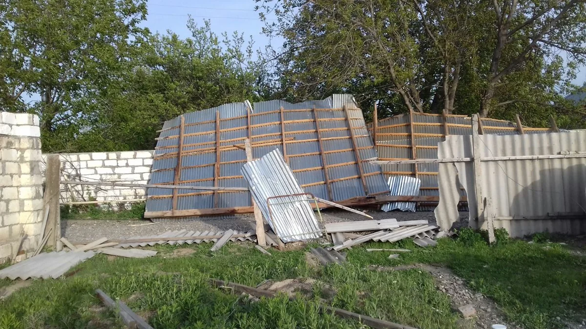 Güclü külək Ağstafada fəsadlar törədib - FOTO