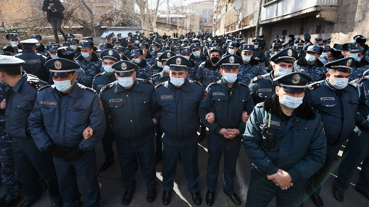 Relatives of missing servicemen block building of Armenian defense ministry