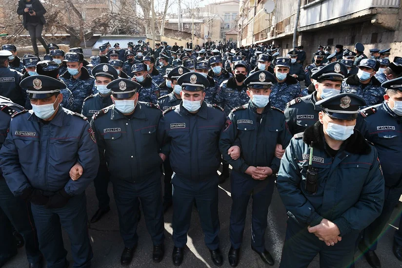 Родные пропавших без вести военных заблокировали здание минобороны Армении